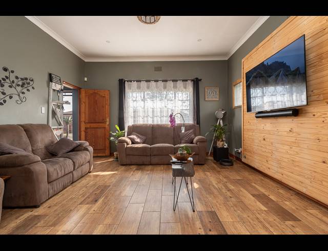 3 BEDROOM HOUSE FOR SALE IN FLORENTIA